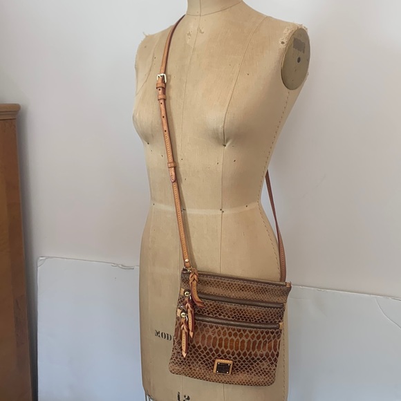 Vintage Dooney & Bourke lizard embossed leather 3-zip crossbody bag 8” 23in drop - Picture 3 of 16